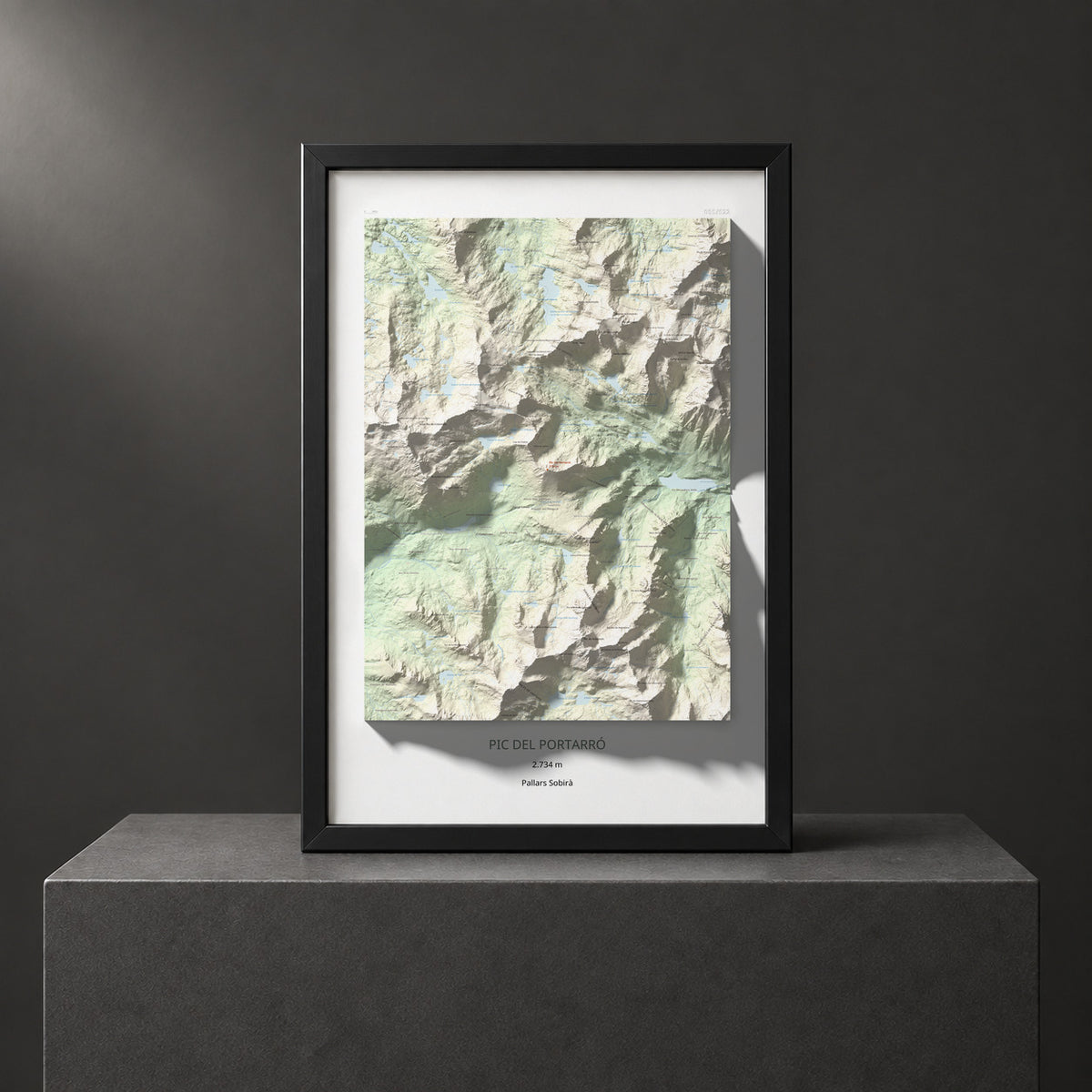 Mapa de relieve de Pic del Portarró, 2734 m, Pallars Sobirà, lámina 100 Cims de Trobart. Presentación enmarcada. 61 × 91 cm.