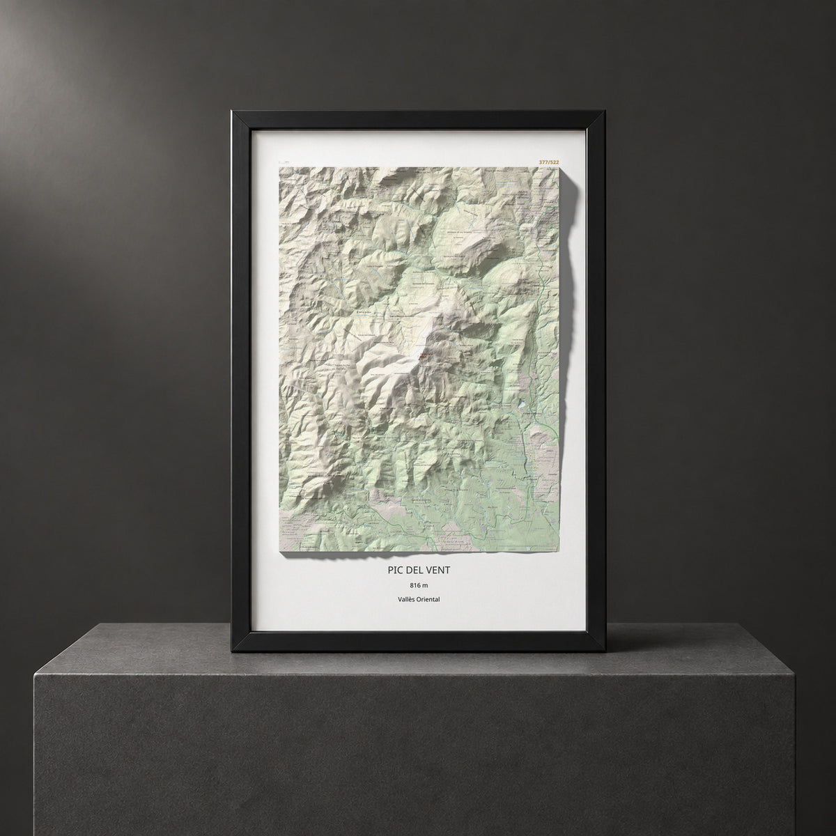 Mapa de relieve de Pic del Vent, 816 m, Vallès Oriental, lámina 100 Cims de Trobart. Presentación enmarcada. 61 × 91 cm.