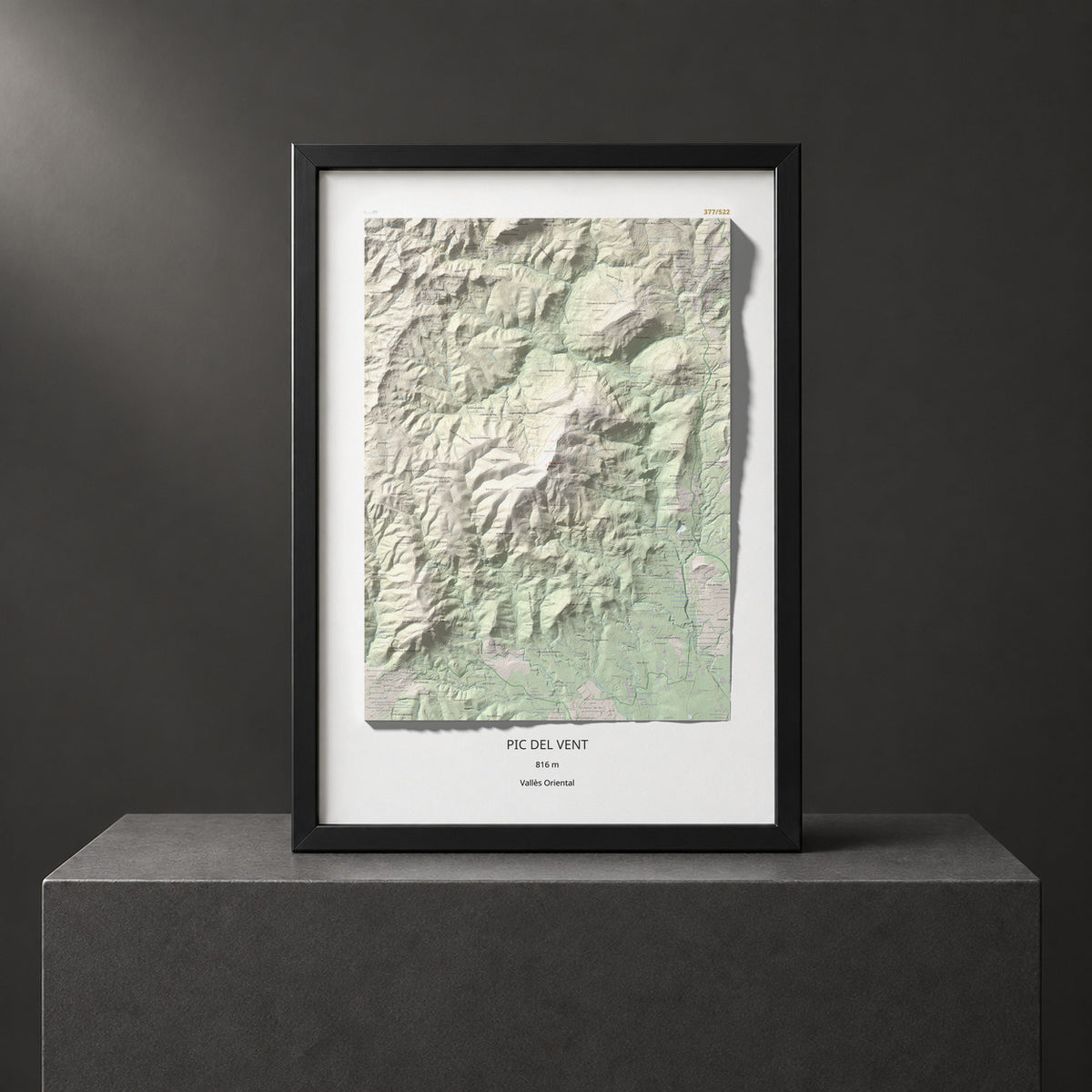 Mapa de relieve de Pic del Vent, 816 m, Vallès Oriental, lámina 100 Cims de Trobart. Presentación enmarcada. 70 × 100 cm.