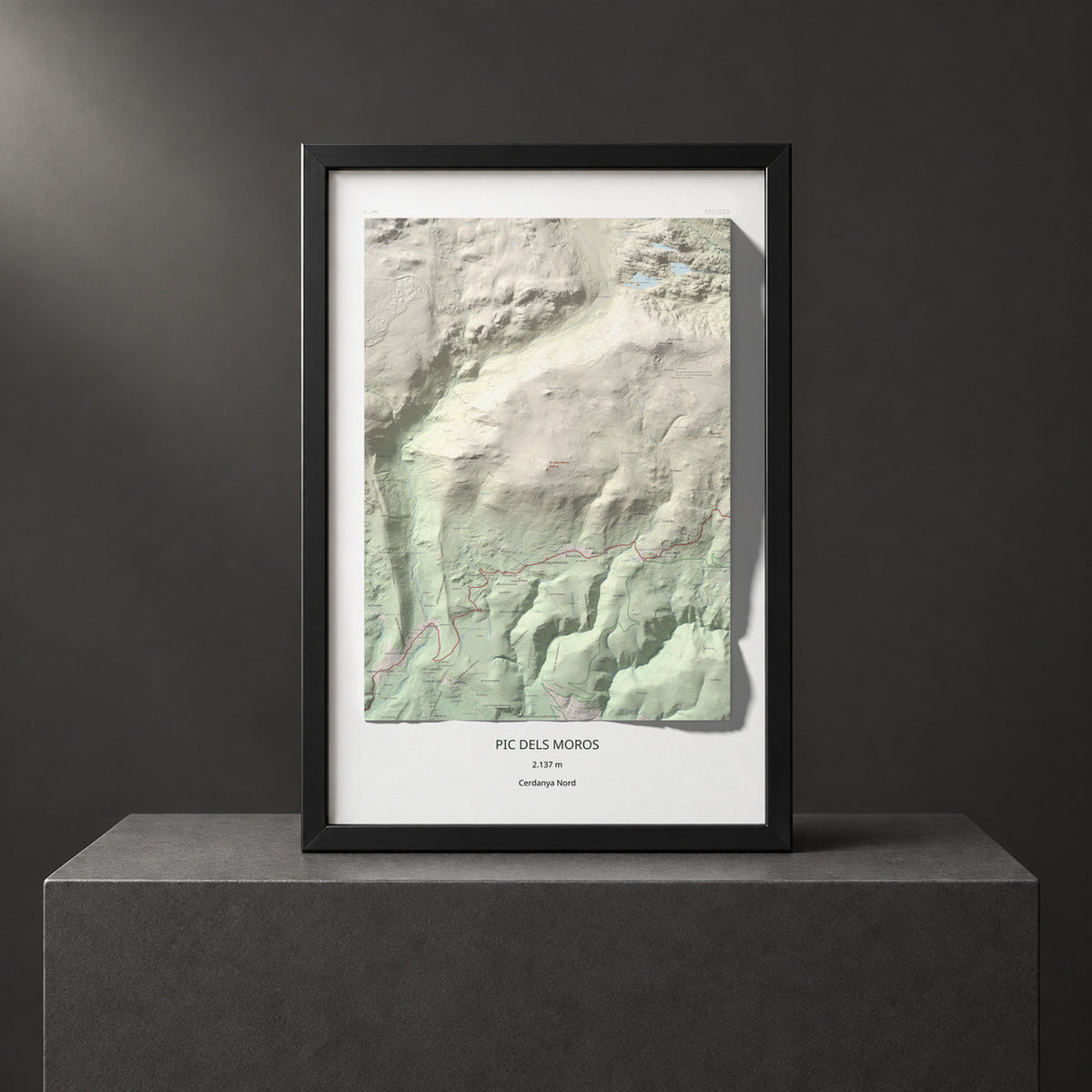 Mapa de relieve de Pic dels Moros, 2137 m, Cerdanya Nord, lámina 100 Cims de Trobart. Presentación enmarcada. 61 × 91 cm.
