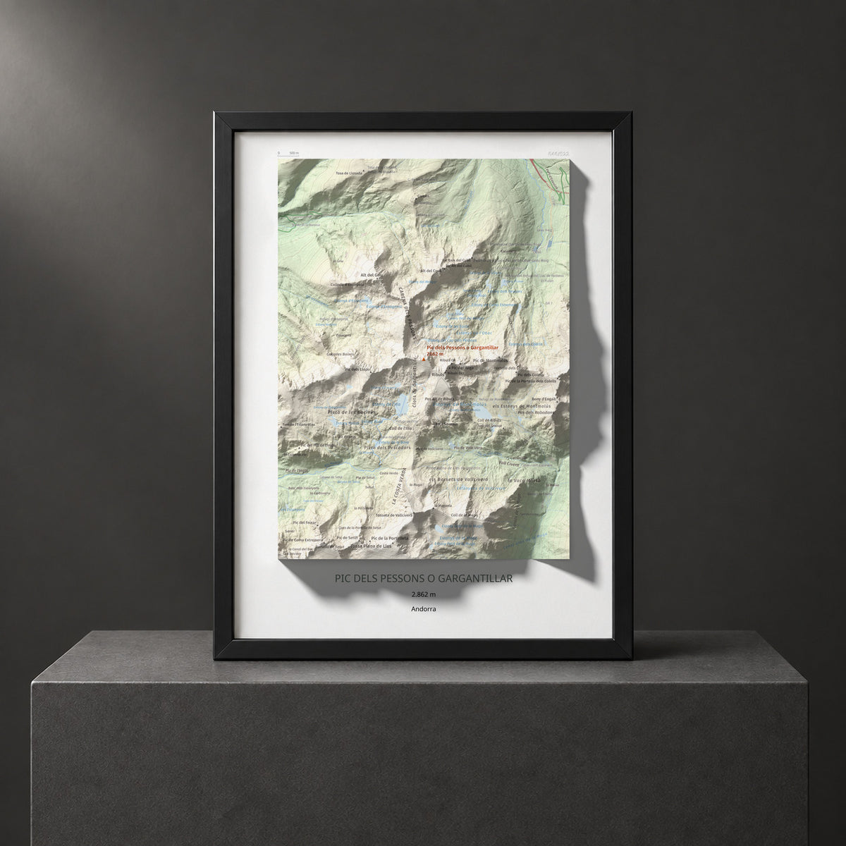 Mapa de relieve de Pic dels Pessons o Gargantillar, 2862 m, Andorra, lámina 100 Cims de Trobart. Presentación enmarcada. 30 × 40 cm.