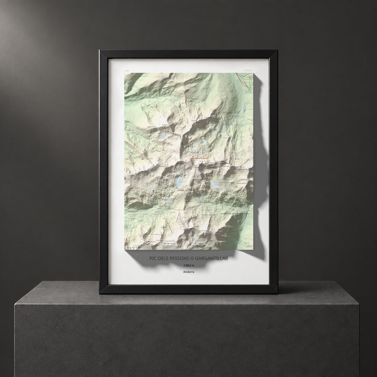 Mapa de relieve de Pic dels Pessons o Gargantillar, 2862 m, Andorra, lámina 100 Cims de Trobart. Presentación enmarcada. 50 × 70 cm.