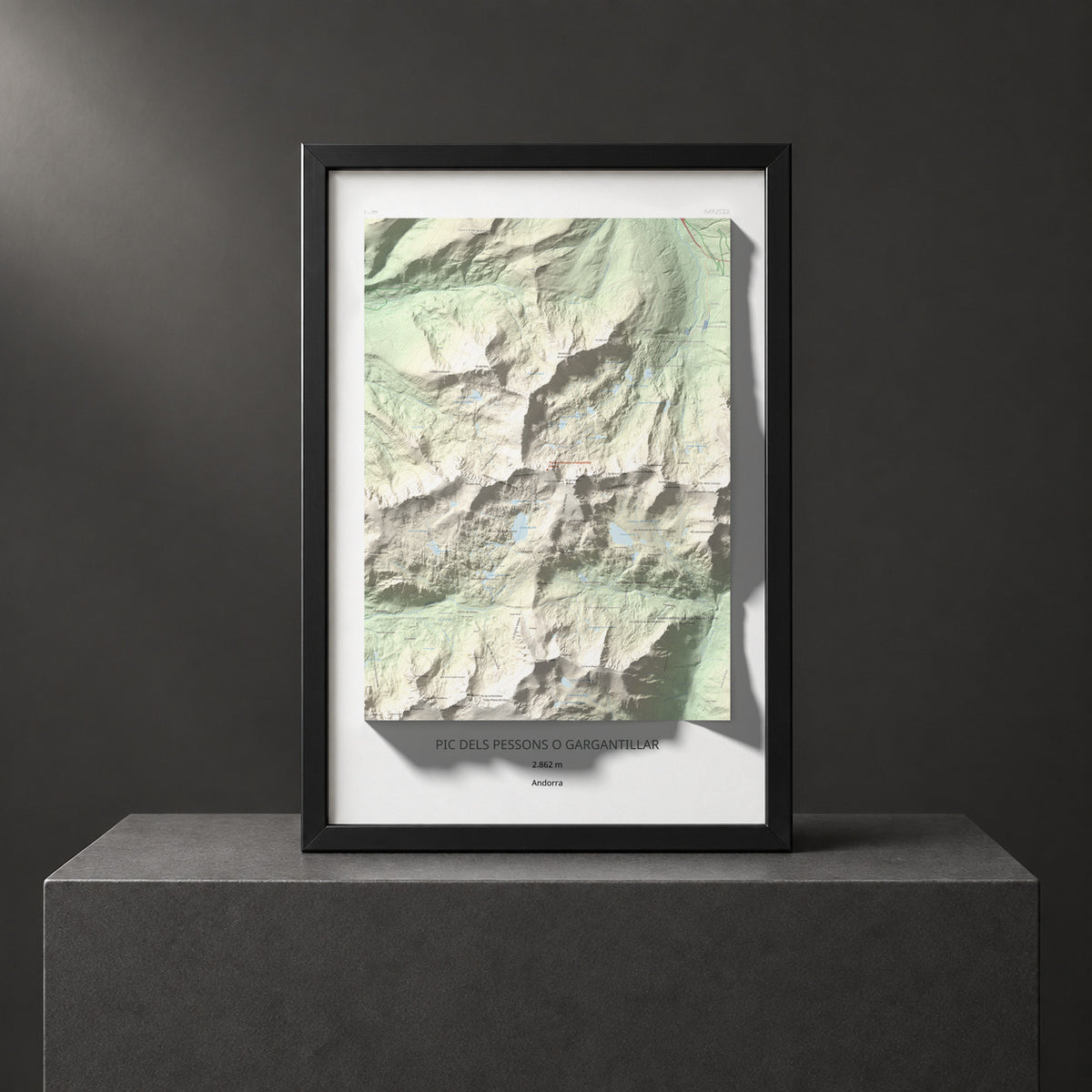Mapa de relieve de Pic dels Pessons o Gargantillar, 2862 m, Andorra, lámina 100 Cims de Trobart. Presentación enmarcada. 61 × 91 cm.