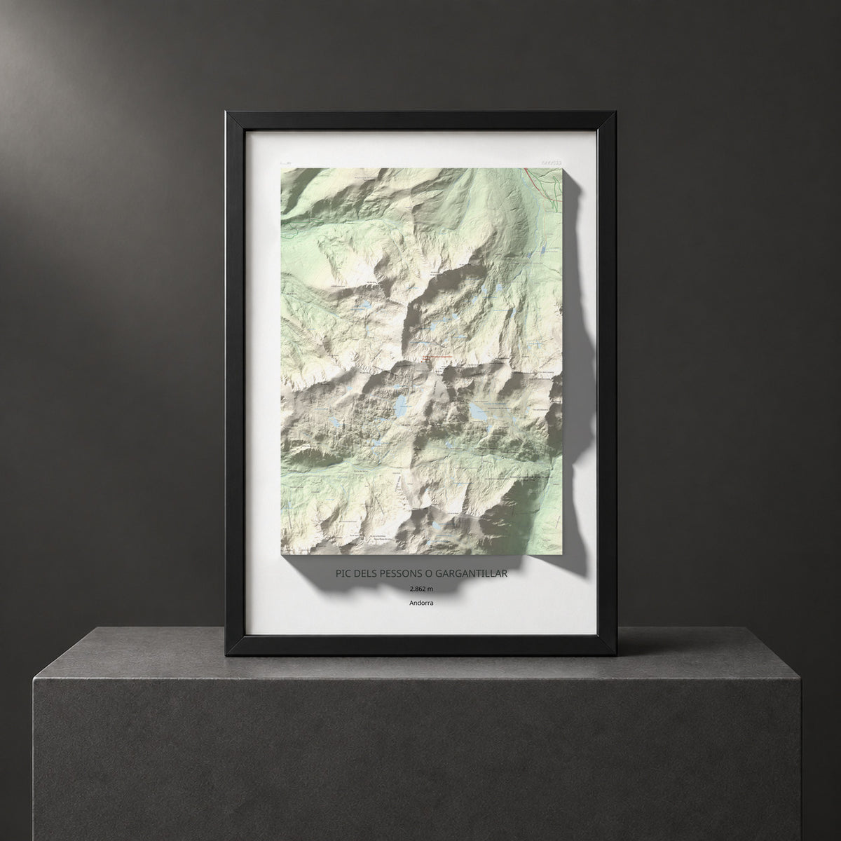 Mapa de relieve de Pic dels Pessons o Gargantillar, 2862 m, Andorra, lámina 100 Cims de Trobart. Presentación enmarcada. 70 × 100 cm.