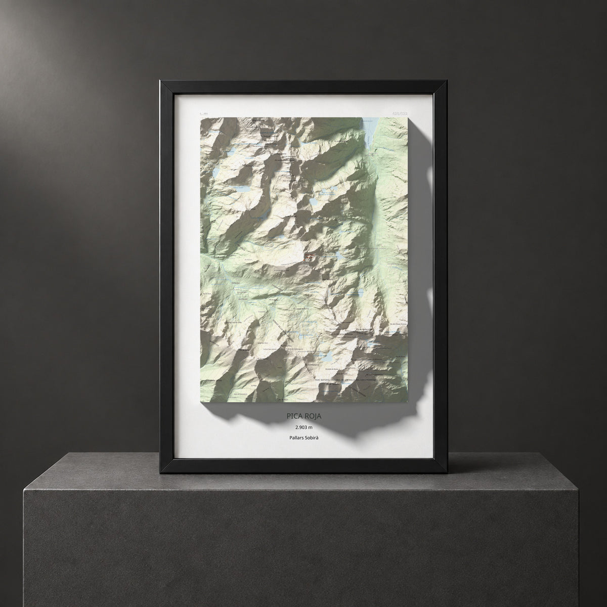 Mapa de relieve de Pica Roja, 2903 m, Pallars Sobirà, lámina 100 Cims de Trobart. Presentación enmarcada. 50 × 70 cm.