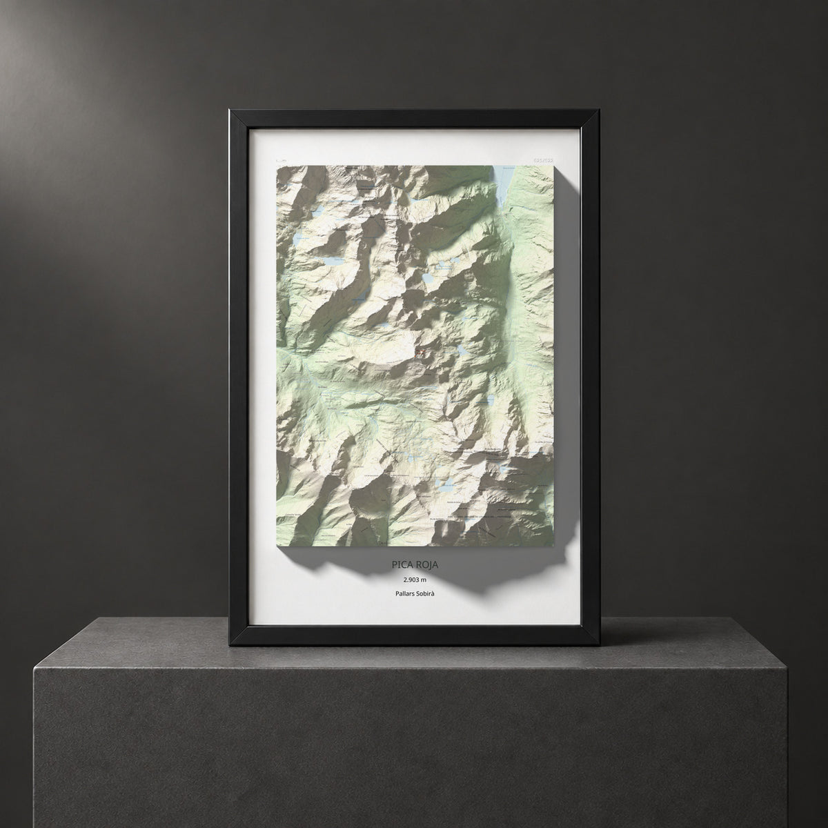 Mapa de relieve de Pica Roja, 2903 m, Pallars Sobirà, lámina 100 Cims de Trobart. Presentación enmarcada. 61 × 91 cm.