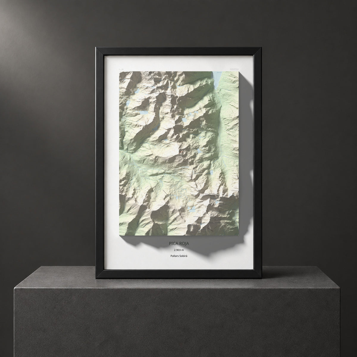 Mapa de relieve de Pica Roja, 2903 m, Pallars Sobirà, lámina 100 Cims de Trobart. Presentación enmarcada. 70 × 100 cm.