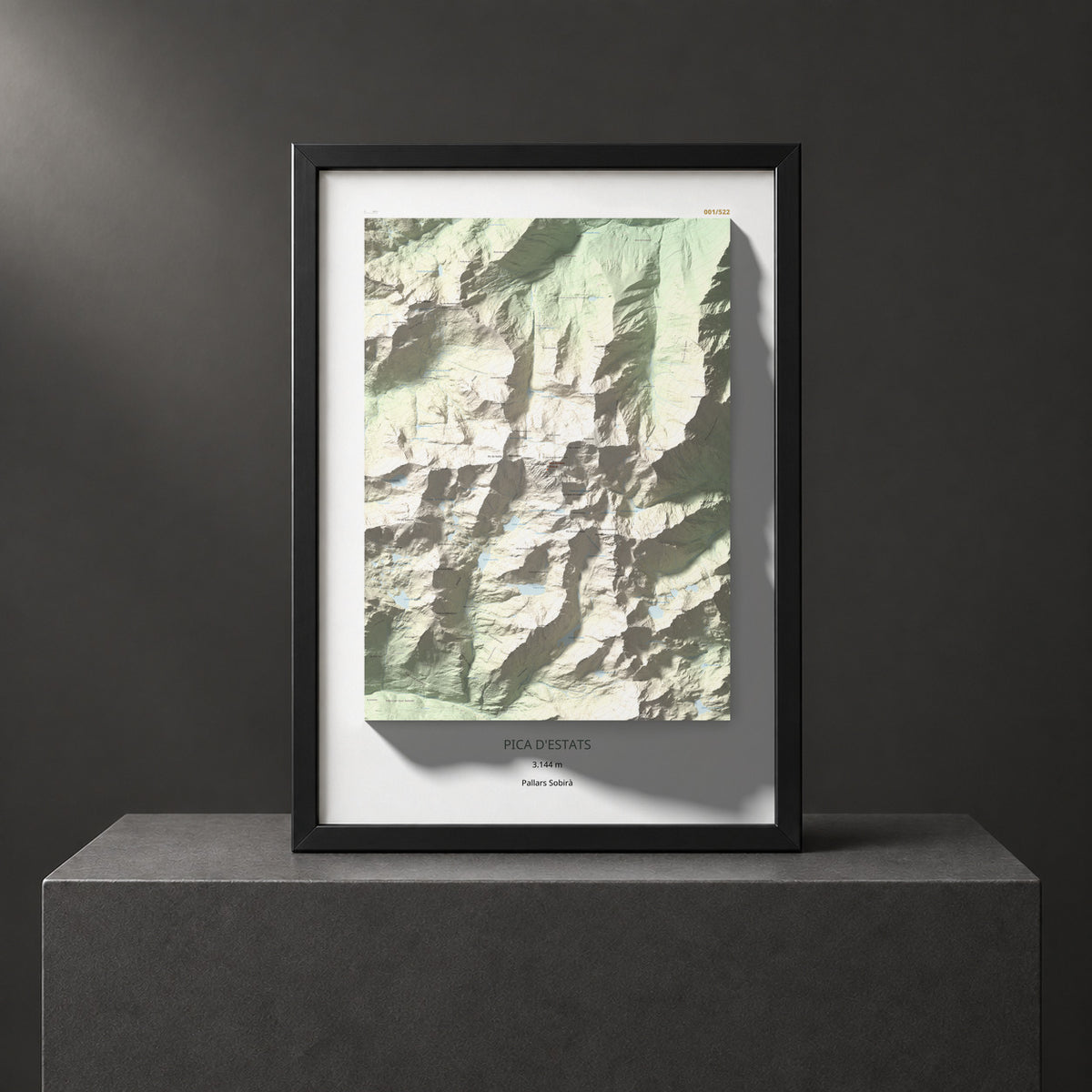 Mapa de relieve de Pica d'Estats, 3144 m, Pallars Sobirà, lámina 100 Cims de Trobart. Presentación enmarcada. 70 × 100 cm.