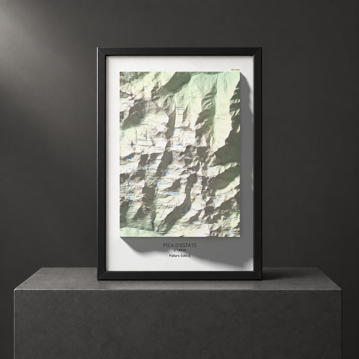 Mapa de relieve de Pica d'Estats, 3144 m, Pallars Sobirà, lámina 100 Cims de Trobart. Presentación enmarcada. 30 × 40 cm.