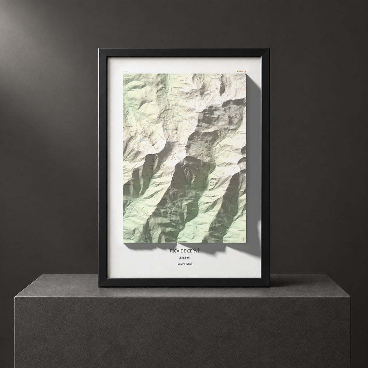 Mapa de relieve de Pica de Cerví, 2753 m, Pallars Jussà, lámina 100 Cims de Trobart. Presentación enmarcada. 70 × 100 cm.