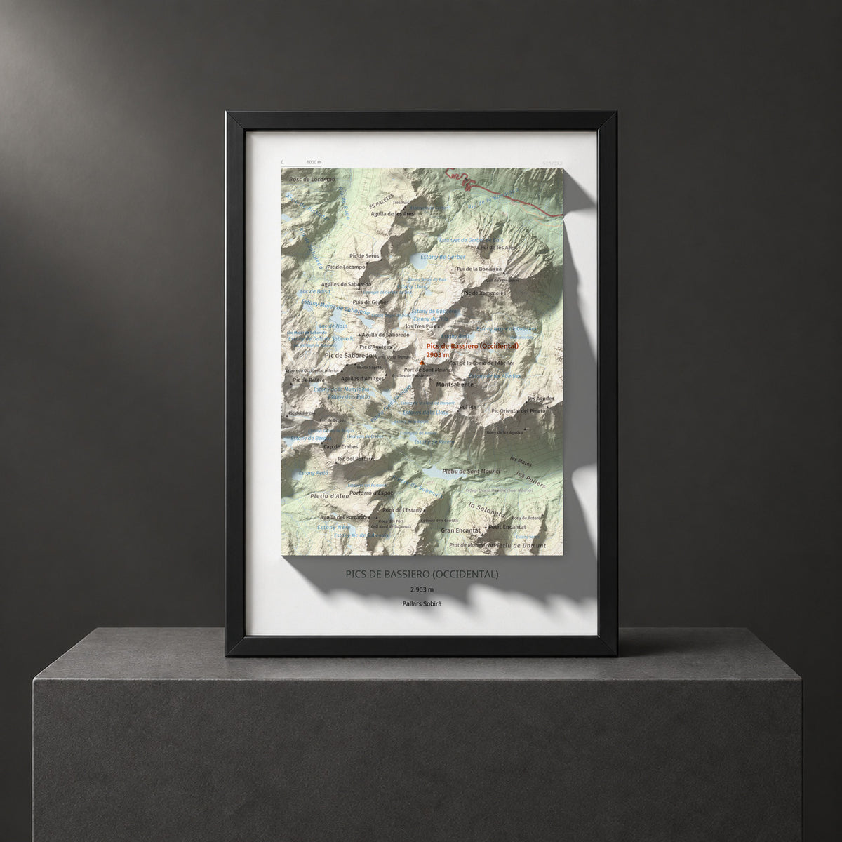 Mapa de relieve de Pics de Bassiero (Occidental), 2903 m, Pallars Sobirà, lámina 100 Cims de Trobart. Presentación enmarcada. 21 × 30 cm.