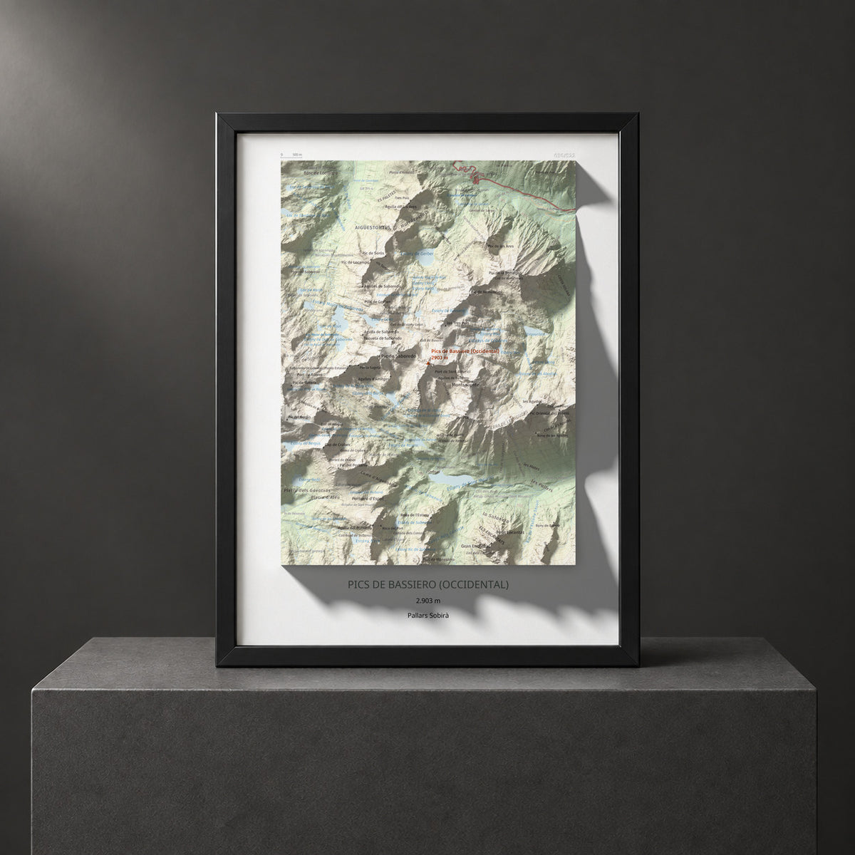 Mapa de relieve de Pics de Bassiero (Occidental), 2903 m, Pallars Sobirà, lámina 100 Cims de Trobart. Presentación enmarcada. 30 × 40 cm.