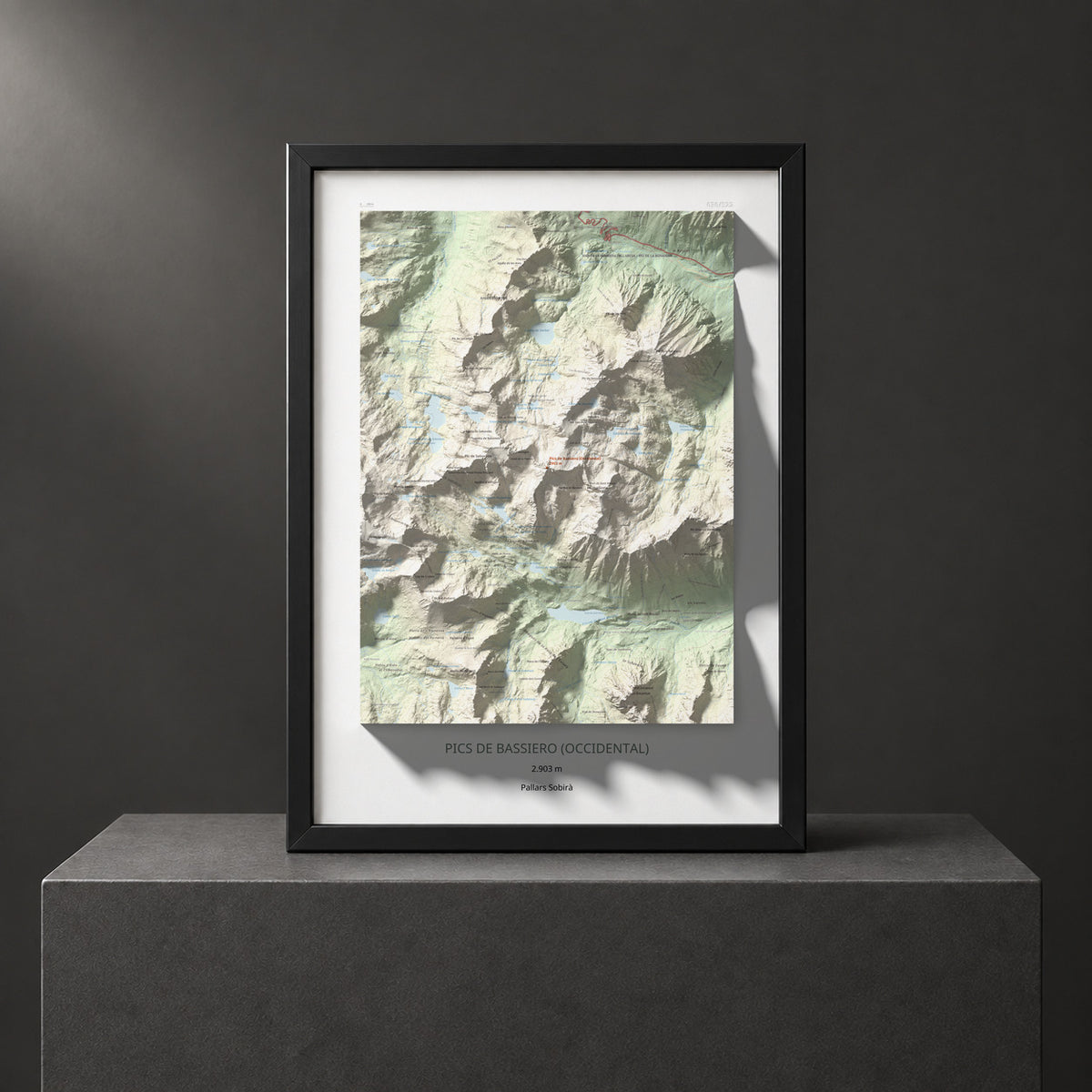 Mapa de relieve de Pics de Bassiero (Occidental), 2903 m, Pallars Sobirà, lámina 100 Cims de Trobart. Presentación enmarcada. 50 × 70 cm.
