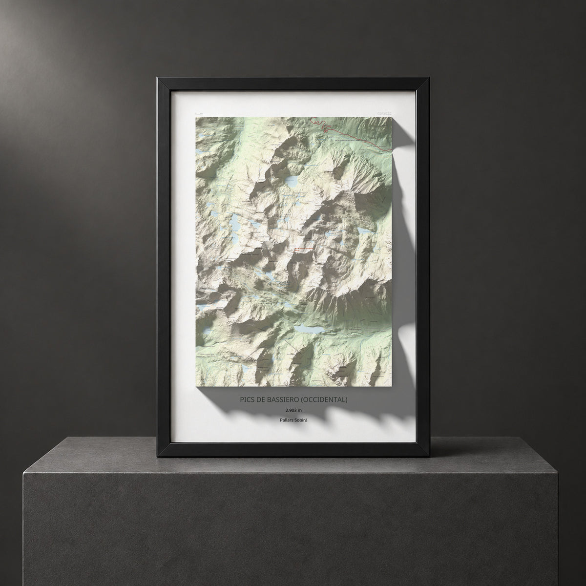 Mapa de relieve de Pics de Bassiero (Occidental), 2903 m, Pallars Sobirà, lámina 100 Cims de Trobart. Presentación enmarcada. 70 × 100 cm.