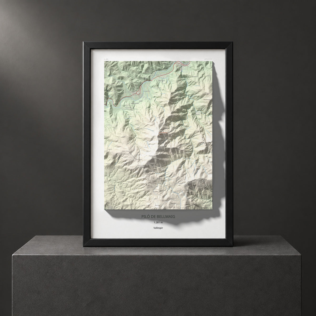 Mapa de relieve de Piló de Bellmaig, 1281 m, Vallespir, lámina 100 Cims de Trobart. Presentación enmarcada. 50 × 70 cm.