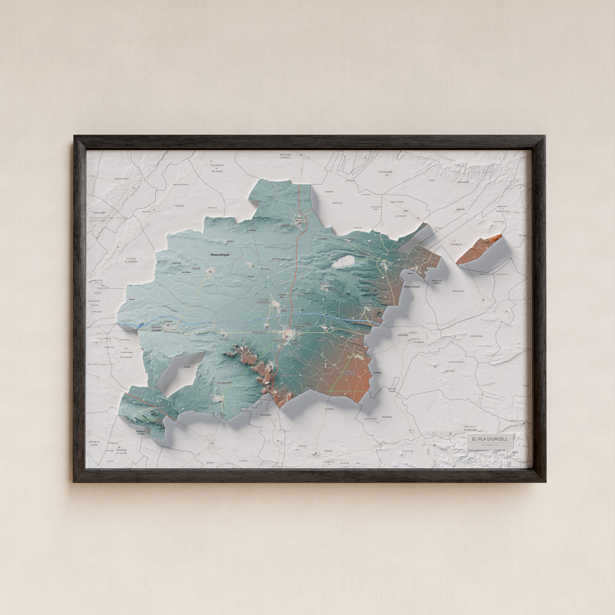 Mapa de relleu del Pla d’Urgell, amb el territori en color i l’entorn en blanc. Presentació amb marc. 50 × 70 cm. Estil Blau i taronja.