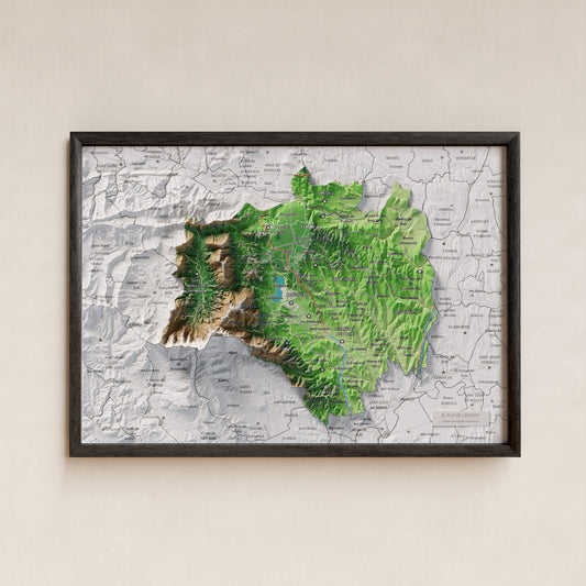 Mapa de relieve del Pla de l’Estany, con el territorio en color y el entorno en blanco. Presentación con marco. 21 × 30 cm. Estilo Clásico.