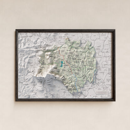 Mapa de relleu del Pla de l’Estany, amb el territori en color i l’entorn en blanc. Presentació amb marc. 21 × 30 cm. Estil Cartogràfic.
