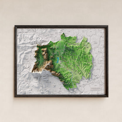 Mapa de relleu del Pla de l’Estany, amb el territori en color i l’entorn en blanc. Presentació amb marc. 30 × 40 cm. Estil Clàssic.