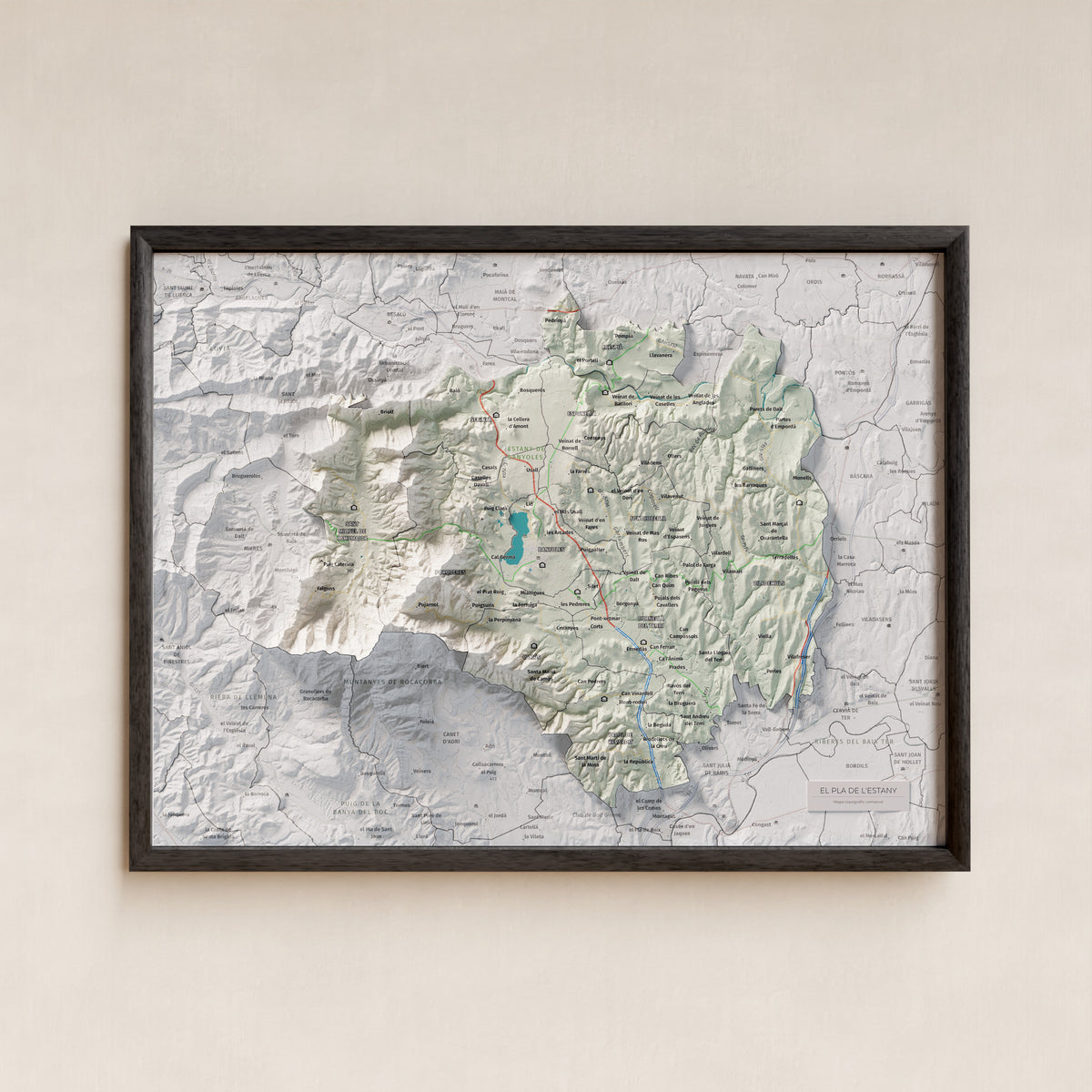 Mapa de relleu del Pla de l’Estany, amb el territori en color i l’entorn en blanc. Presentació amb marc. 30 × 40 cm. Estil Cartogràfic.