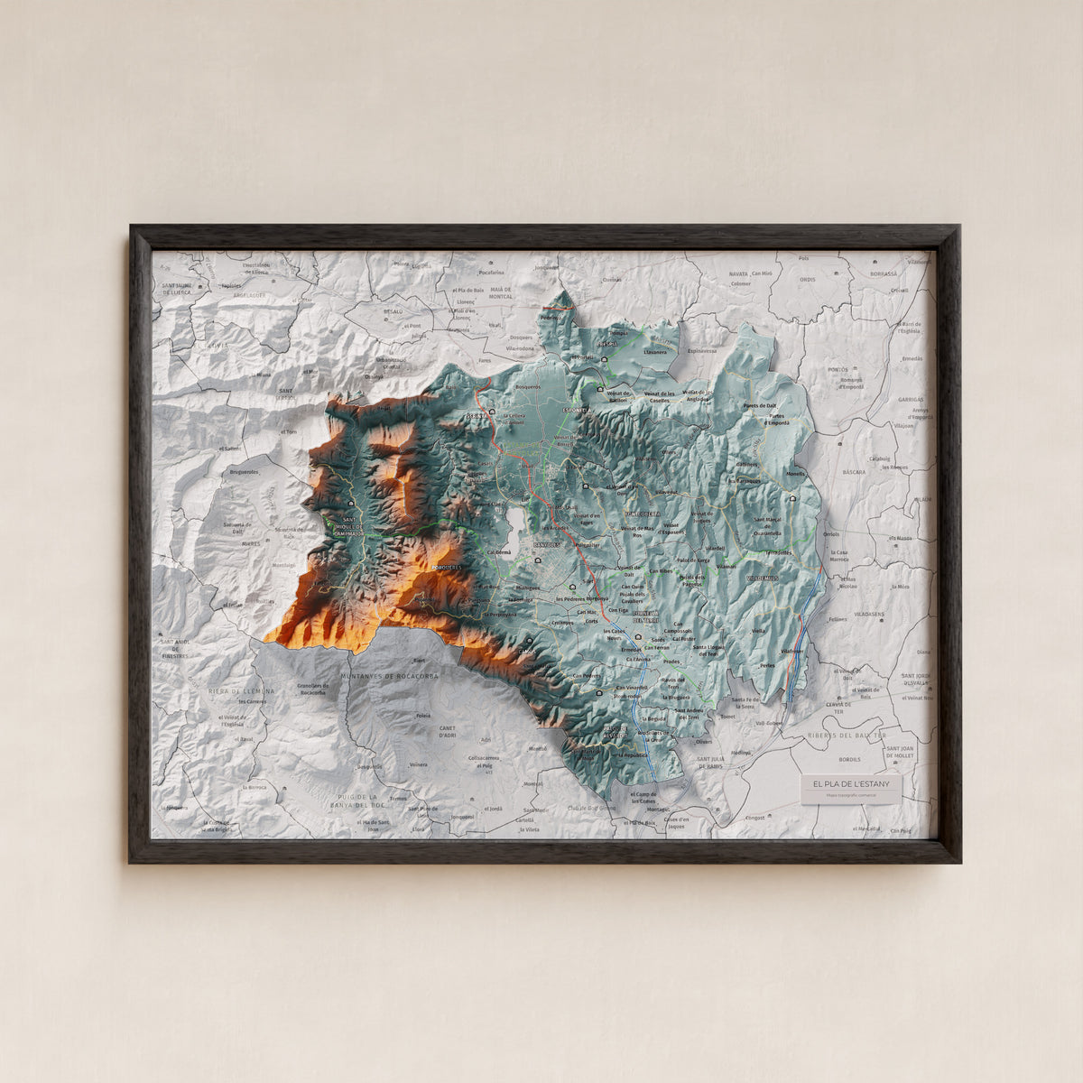 Mapa de relleu del Pla de l’Estany, amb el territori en color i l’entorn en blanc. Presentació amb marc. 30 × 40 cm. Estil Blau i taronja.