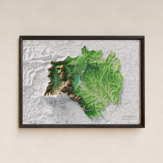 Mapa de relieve del Pla de l’Estany, con el territorio en color y el entorno en blanco. Presentación con marco. 50 × 70 cm. Estilo Clásico.