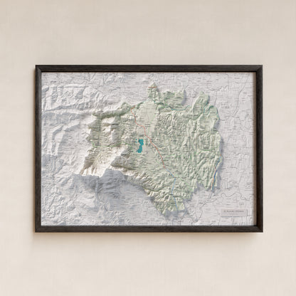 Mapa de relleu del Pla de l’Estany, amb el territori en color i l’entorn en blanc. Presentació amb marc. 50 × 70 cm. Estil Cartogràfic.