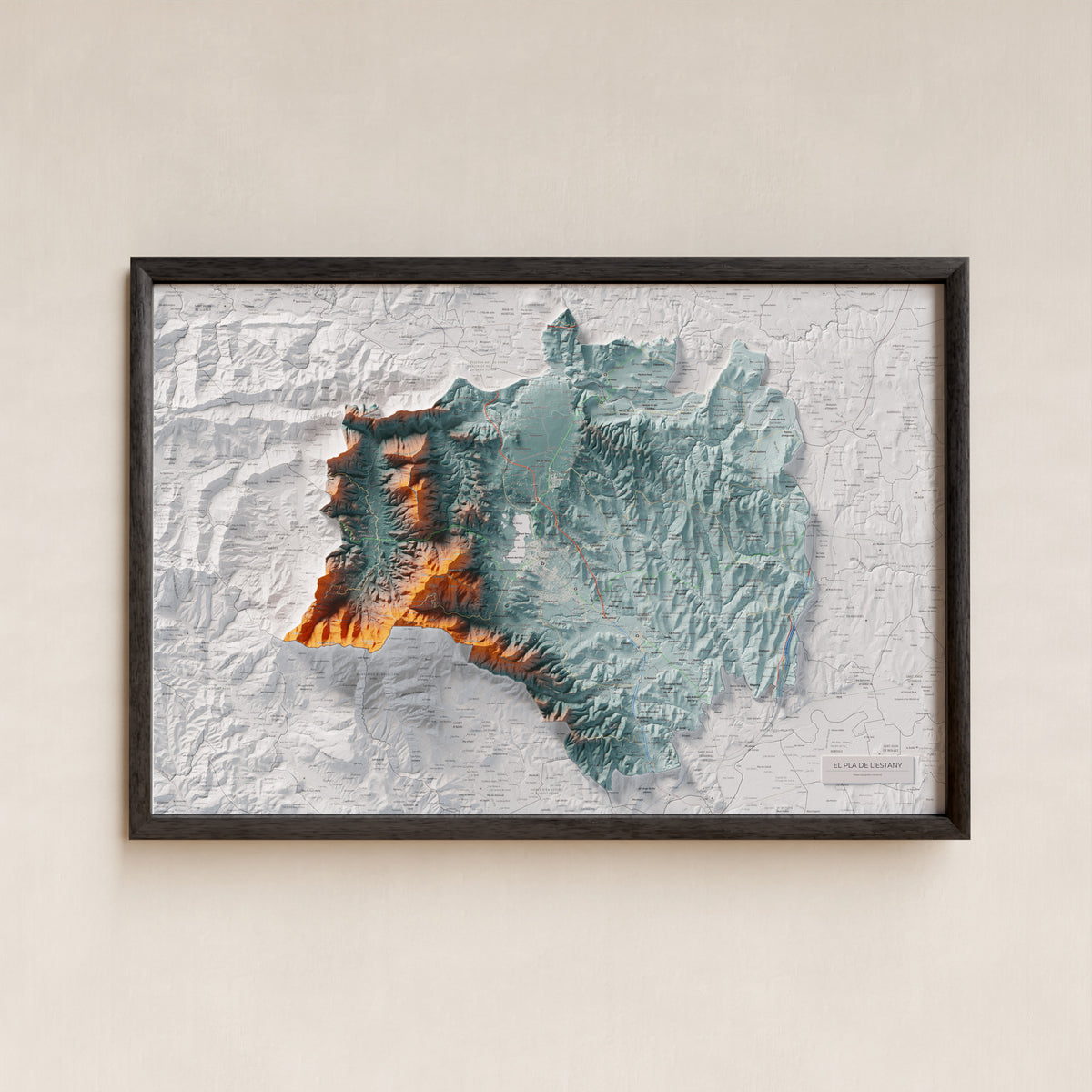 Mapa de relleu del Pla de l’Estany, amb el territori en color i l’entorn en blanc. Presentació amb marc. 61 × 91 cm. Estil Blau i taronja.
