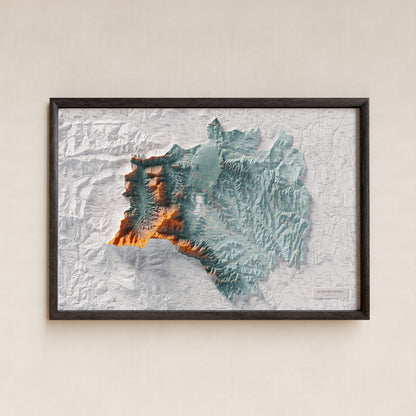 Mapa de relleu del Pla de l’Estany, amb el territori en color i l’entorn en blanc. Presentació amb marc. 61 × 91 cm. Estil Blau i taronja.