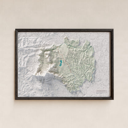 Mapa de relleu del Pla de l’Estany, amb el territori en color i l’entorn en blanc. Presentació amb marc. 70 × 100 cm. Estil Cartogràfic.