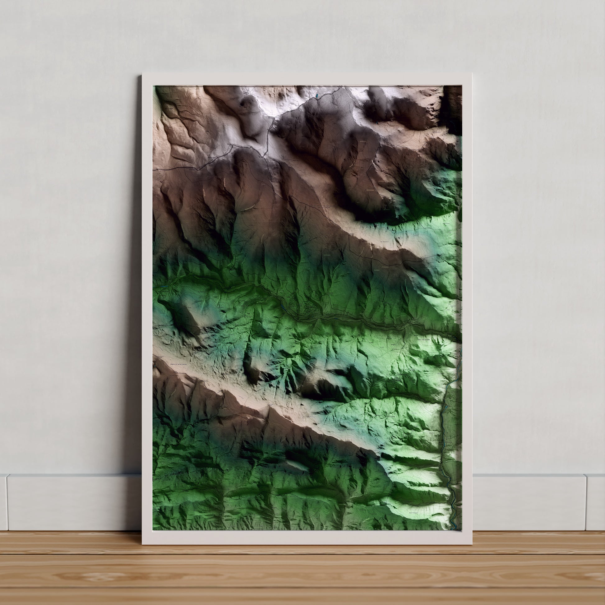 Mapa artístico del relieve de Planoles, al Ripollès, con 15 km de entorno y base topográfica ICGC. Presentación enmarcada.