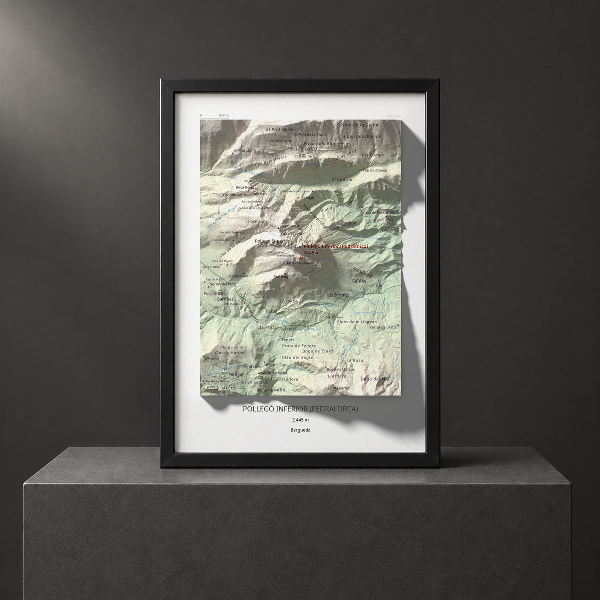 Mapa de relieve de Pollegó Inferior (Pedraforca), 2445 m, Berguedà, lámina 100 Cims de Trobart. Presentación enmarcada. 21 × 30 cm.