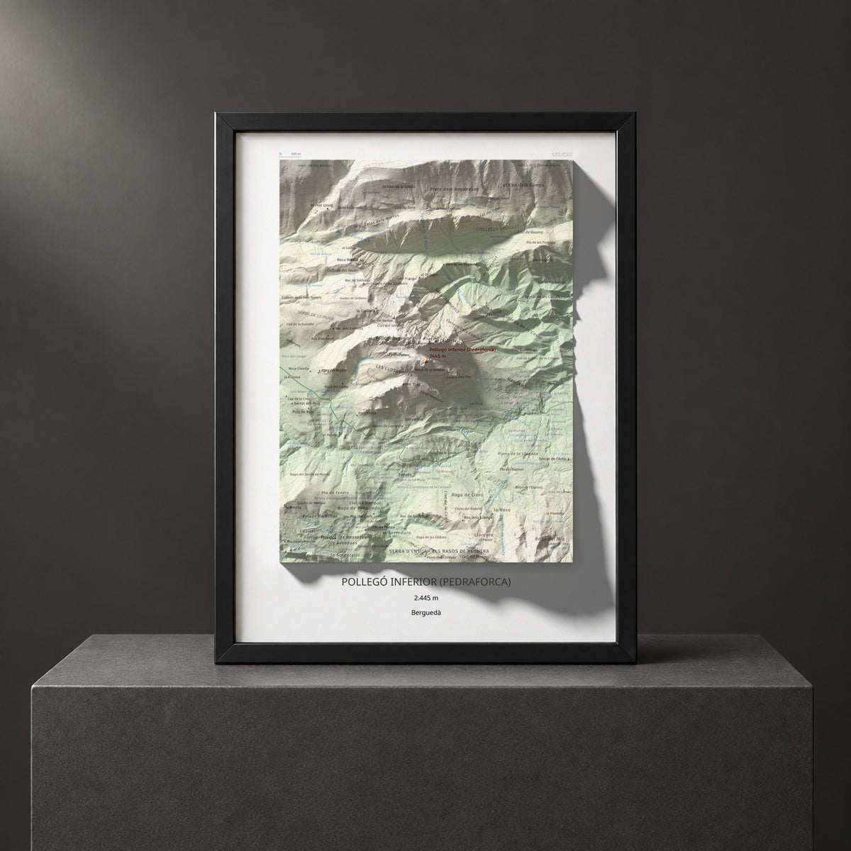 Mapa de relieve de Pollegó Inferior (Pedraforca), 2445 m, Berguedà, lámina 100 Cims de Trobart. Presentación enmarcada. 30 × 40 cm.