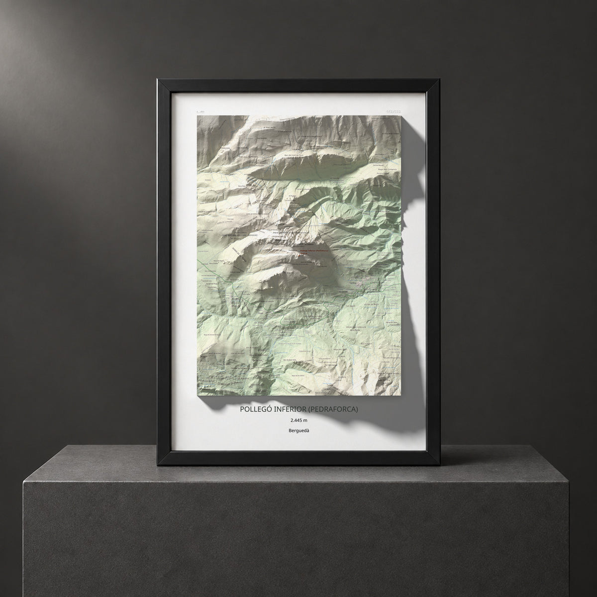 Mapa de relieve de Pollegó Inferior (Pedraforca), 2445 m, Berguedà, lámina 100 Cims de Trobart. Presentación enmarcada. 50 × 70 cm.