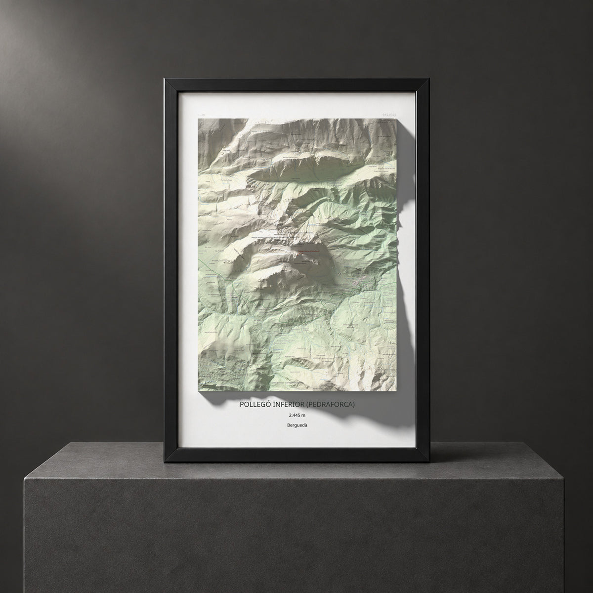 Mapa de relieve de Pollegó Inferior (Pedraforca), 2445 m, Berguedà, lámina 100 Cims de Trobart. Presentación enmarcada. 61 × 91 cm.