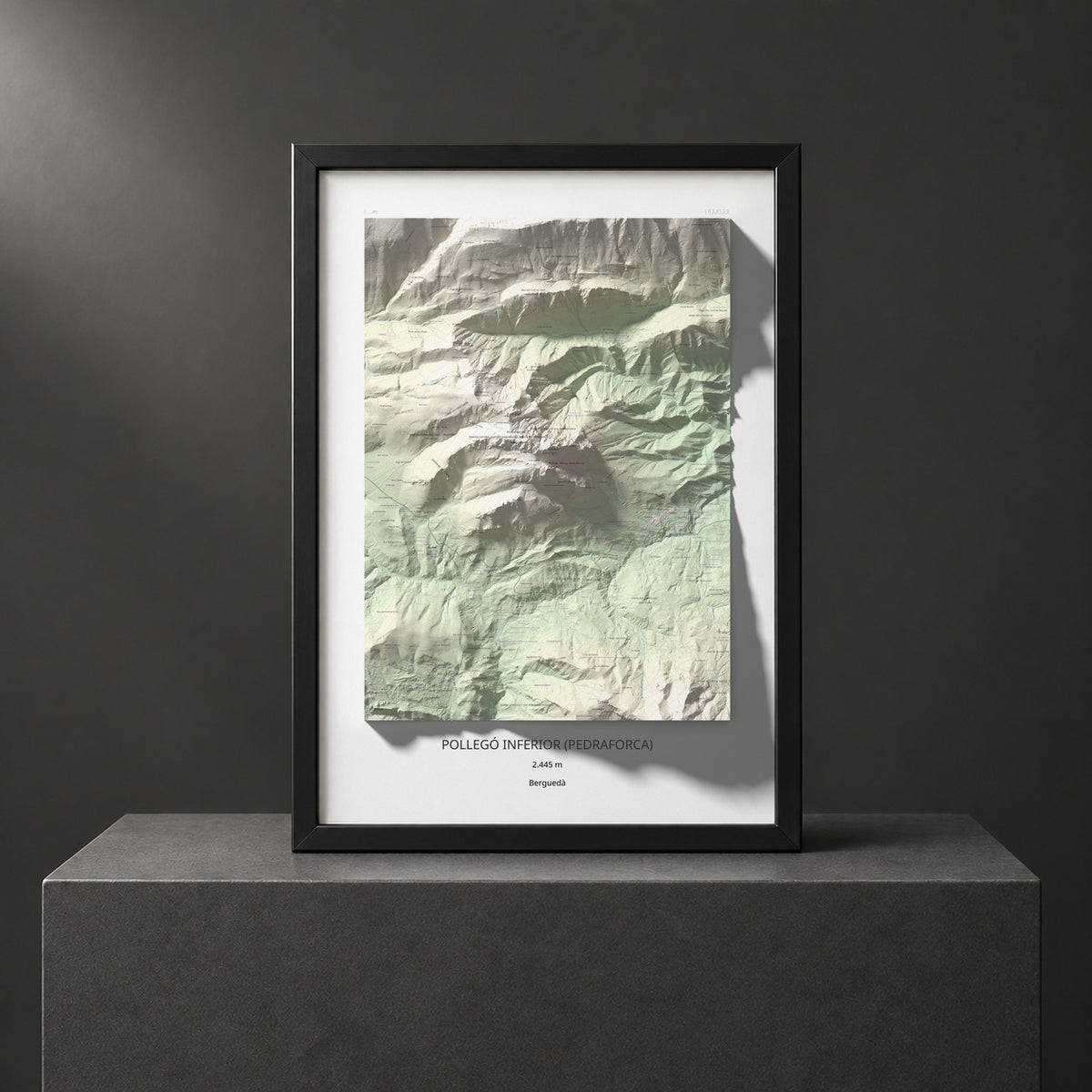 Mapa de relieve de Pollegó Inferior (Pedraforca), 2445 m, Berguedà, lámina 100 Cims de Trobart. Presentación enmarcada. 70 × 100 cm.