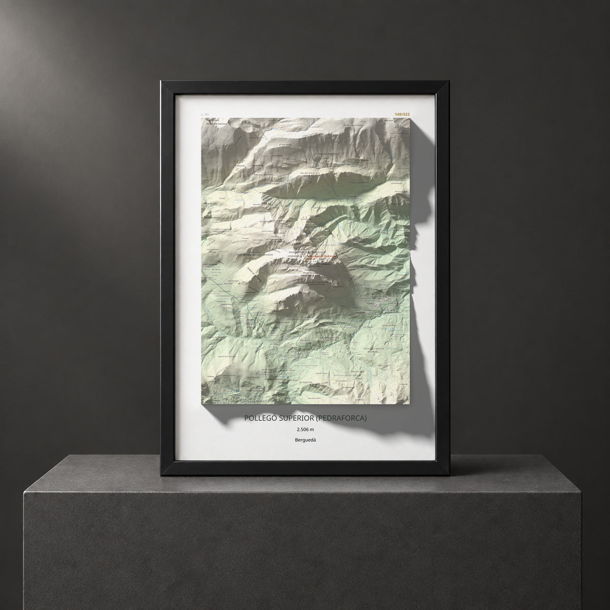 Mapa de relieve de Pollegó Superior (Pedraforca), 2506 m, Berguedà, lámina 100 Cims de Trobart. Presentación enmarcada. 50 × 70 cm.