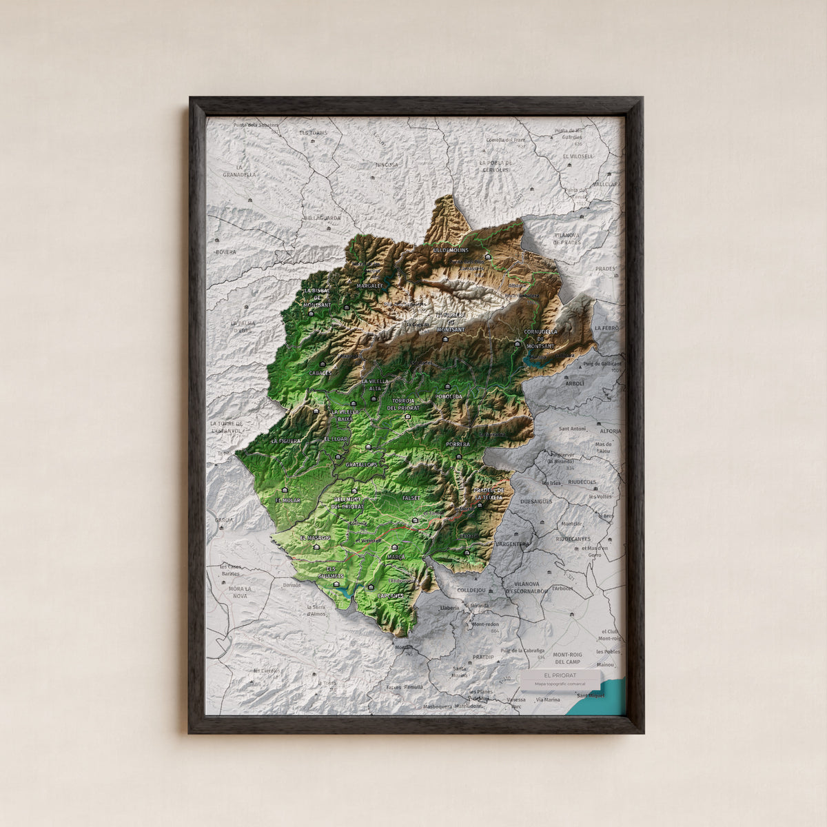 Mapa de relieve del Priorat, con el territorio en color y el entorno en blanco. Presentación con marco. 21 × 30 cm. Estilo Clásico.