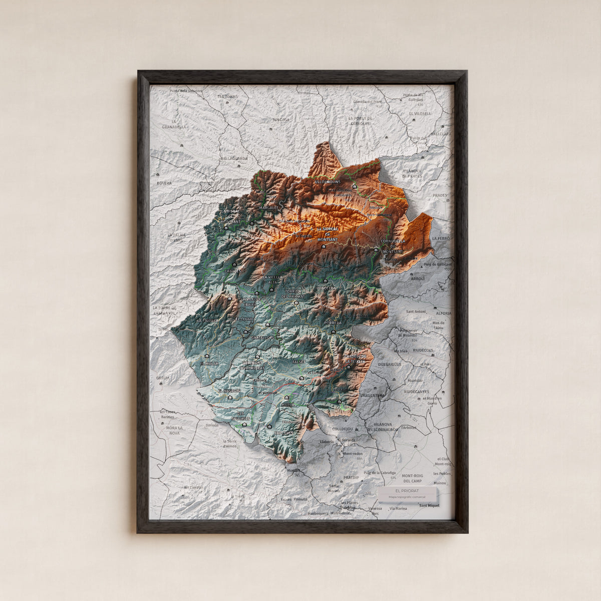 Mapa de relieve del Priorat, con el territorio en color y el entorno en blanco. Presentación con marco. 21 × 30 cm. Estilo Azul y naranja.