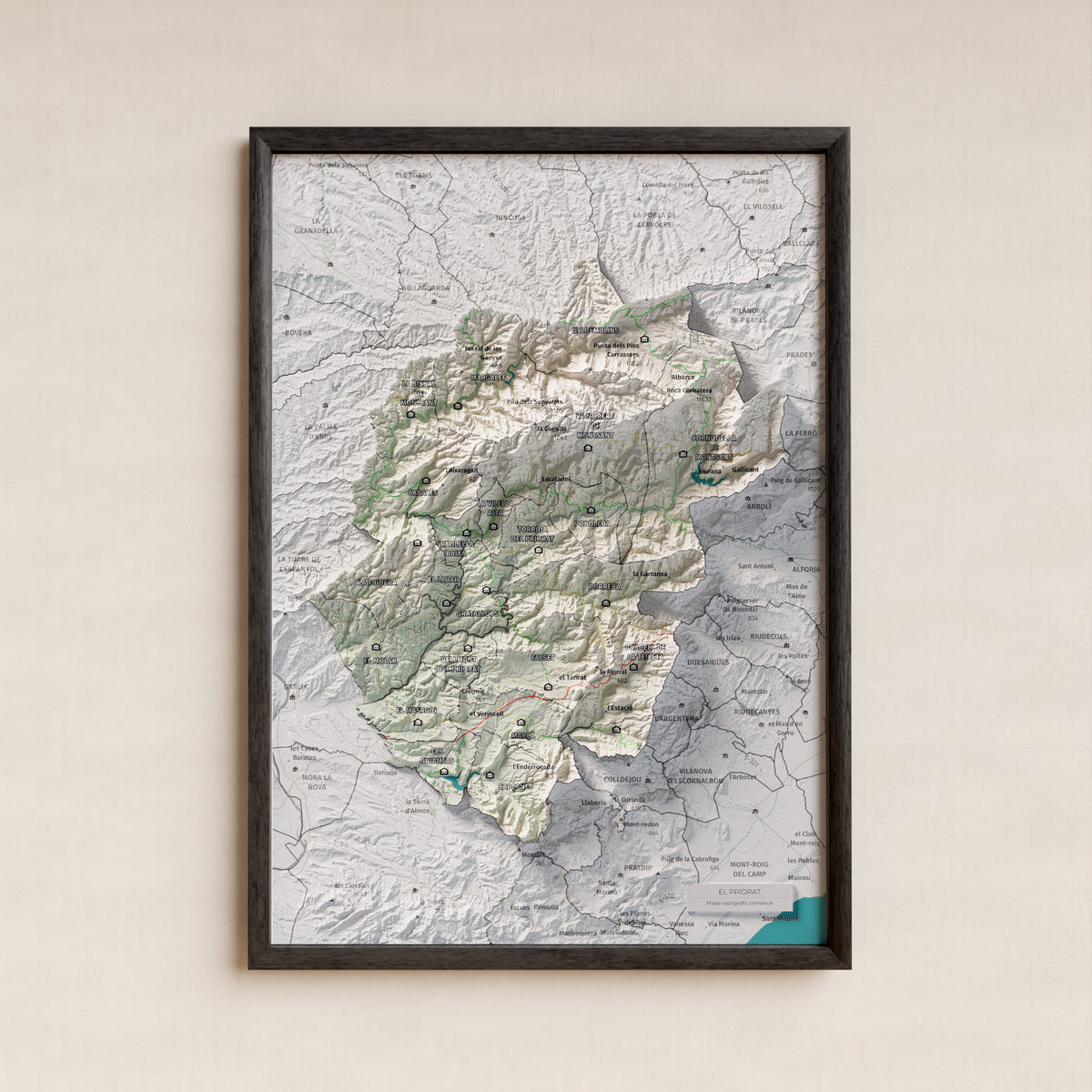 Mapa de relieve del Priorat, con el territorio en color y el entorno en blanco. Presentación con marco. 21 × 30 cm. Estilo Cartográfico.
