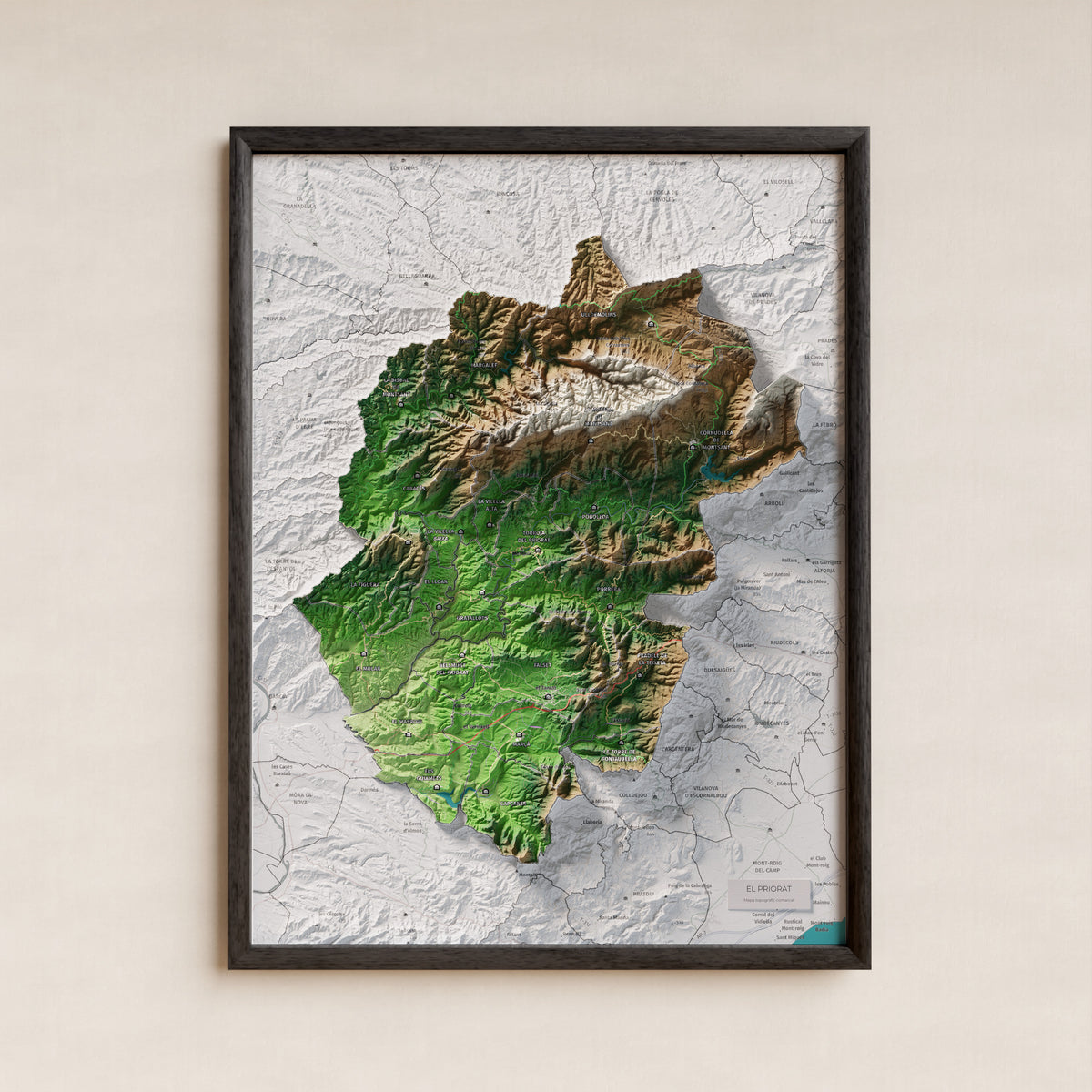 Mapa de relieve del Priorat, con el territorio en color y el entorno en blanco. Presentación con marco. 30 × 40 cm. Estilo Clásico.