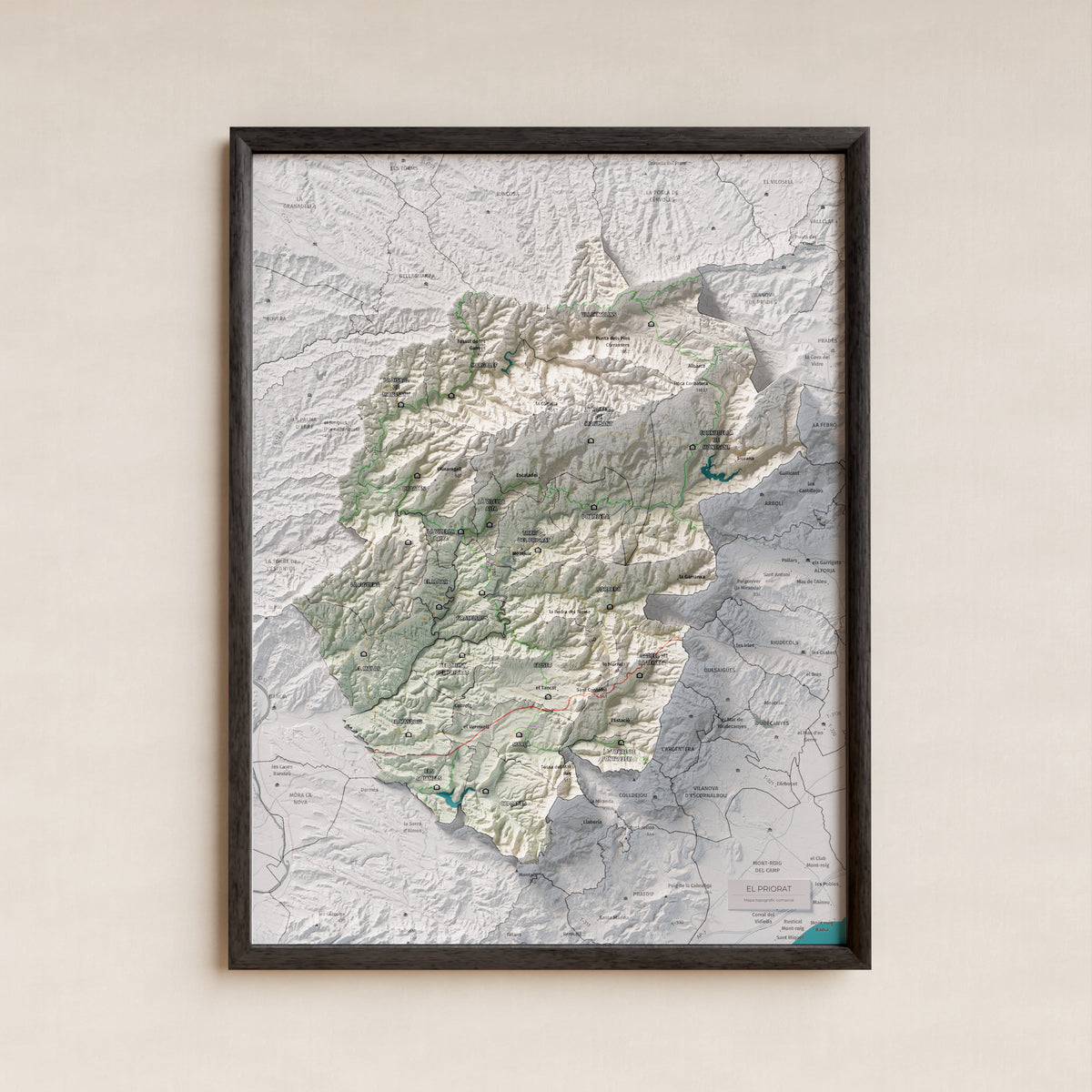 Mapa de relieve del Priorat, con el territorio en color y el entorno en blanco. Presentación con marco. 30 × 40 cm. Estilo Cartográfico.