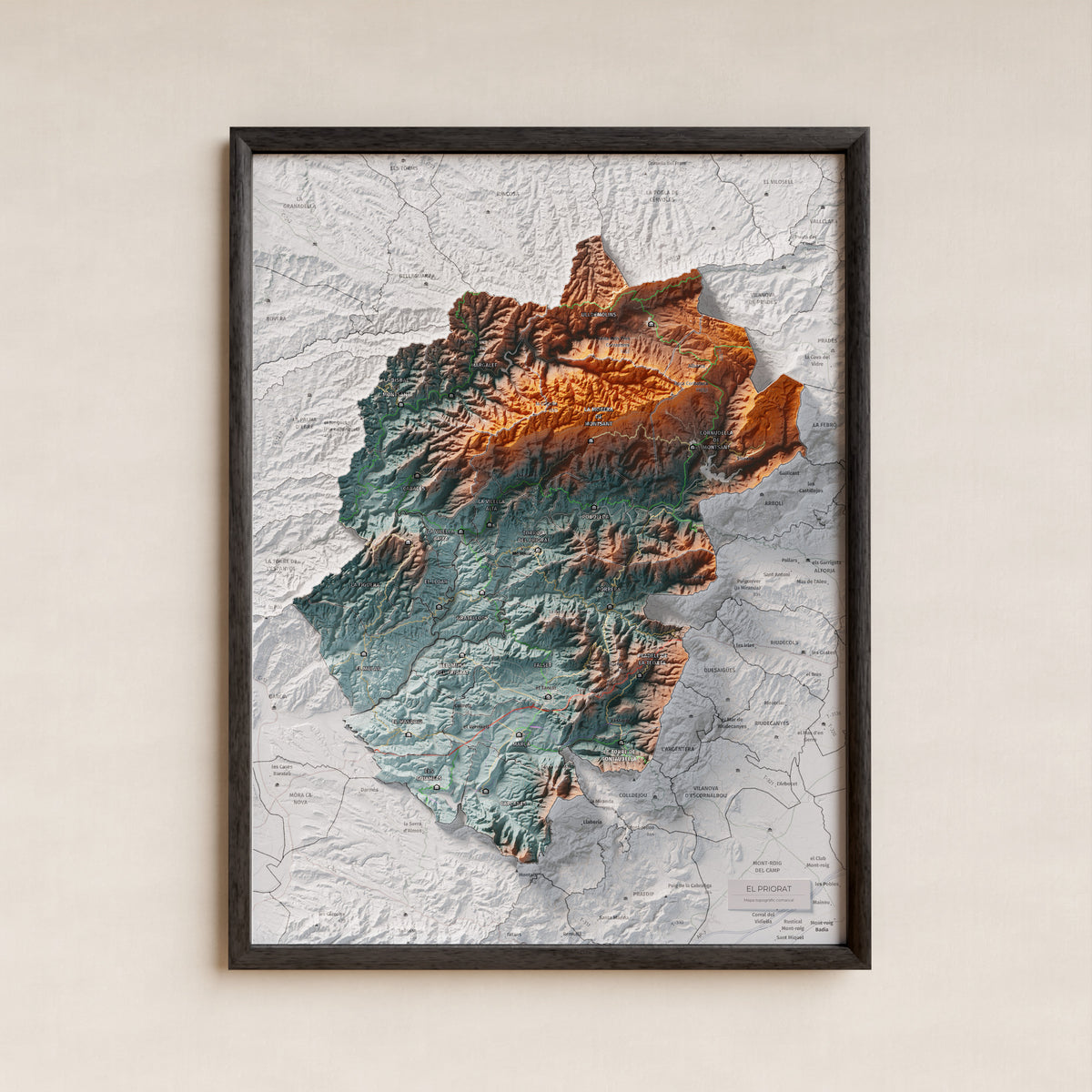 Mapa de relieve del Priorat, con el territorio en color y el entorno en blanco. Presentación con marco. 30 × 40 cm. Estilo Azul y naranja.