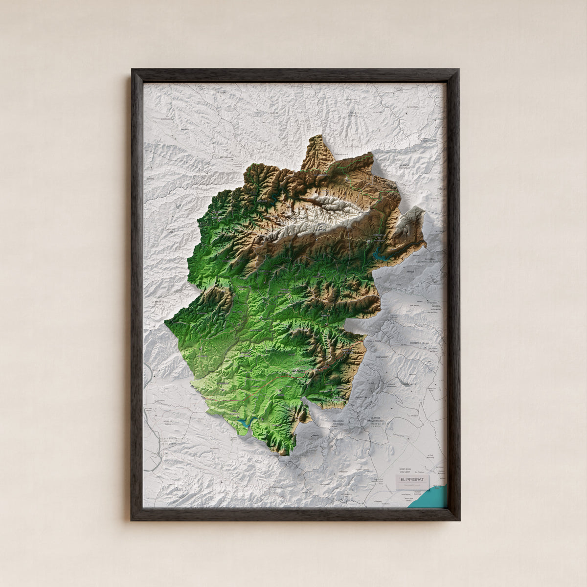 Mapa de relieve del Priorat, con el territorio en color y el entorno en blanco. Presentación con marco. 50 × 70 cm. Estilo Clásico.
