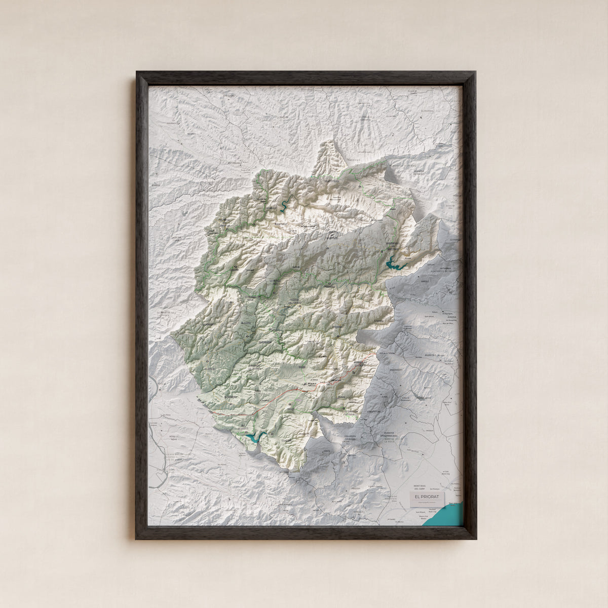 Mapa de relieve del Priorat, con el territorio en color y el entorno en blanco. Presentación con marco. 50 × 70 cm. Estilo Cartográfico.