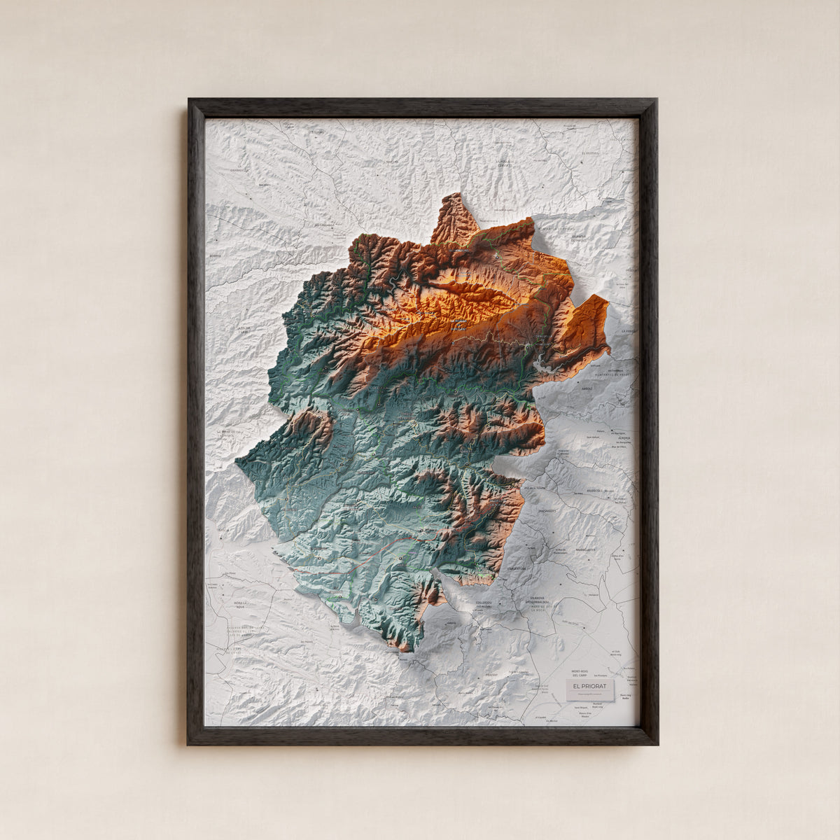 Mapa de relieve del Priorat, con el territorio en color y el entorno en blanco. Presentación con marco. 50 × 70 cm. Estilo Azul y naranja.