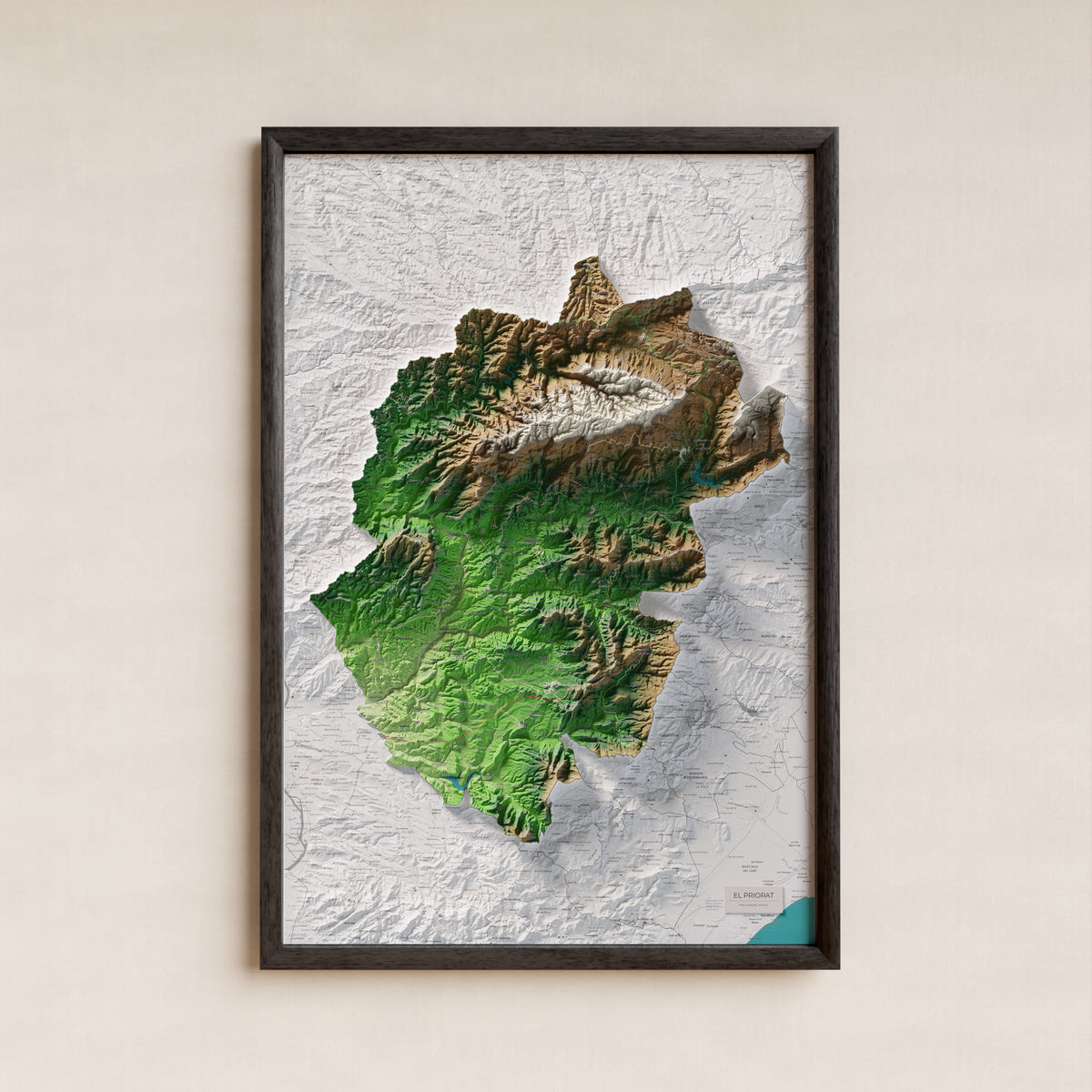 Mapa de relieve del Priorat, con el territorio en color y el entorno en blanco. Presentación con marco. 61 × 91 cm. Estilo Clásico.