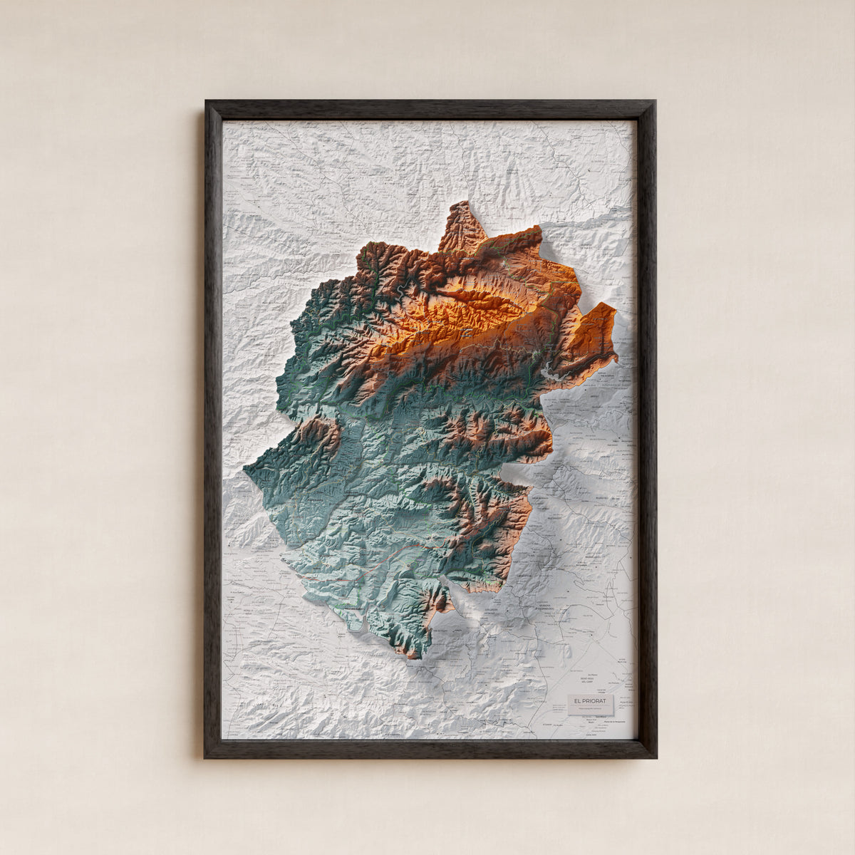 Mapa de relieve del Priorat, con el territorio en color y el entorno en blanco. Presentación con marco. 61 × 91 cm. Estilo Azul y naranja.
