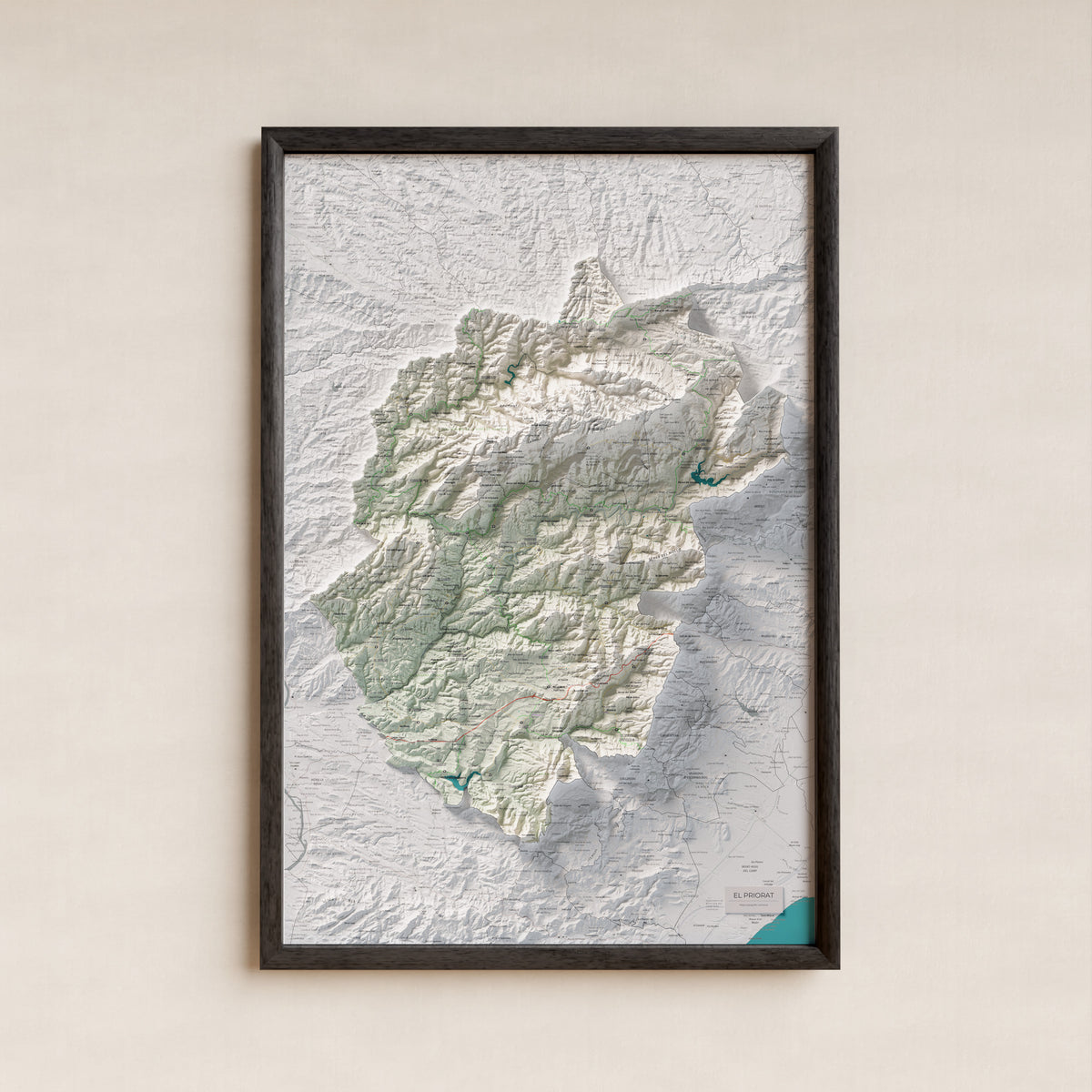 Mapa de relieve del Priorat, con el territorio en color y el entorno en blanco. Presentación con marco. 61 × 91 cm. Estilo Cartográfico.