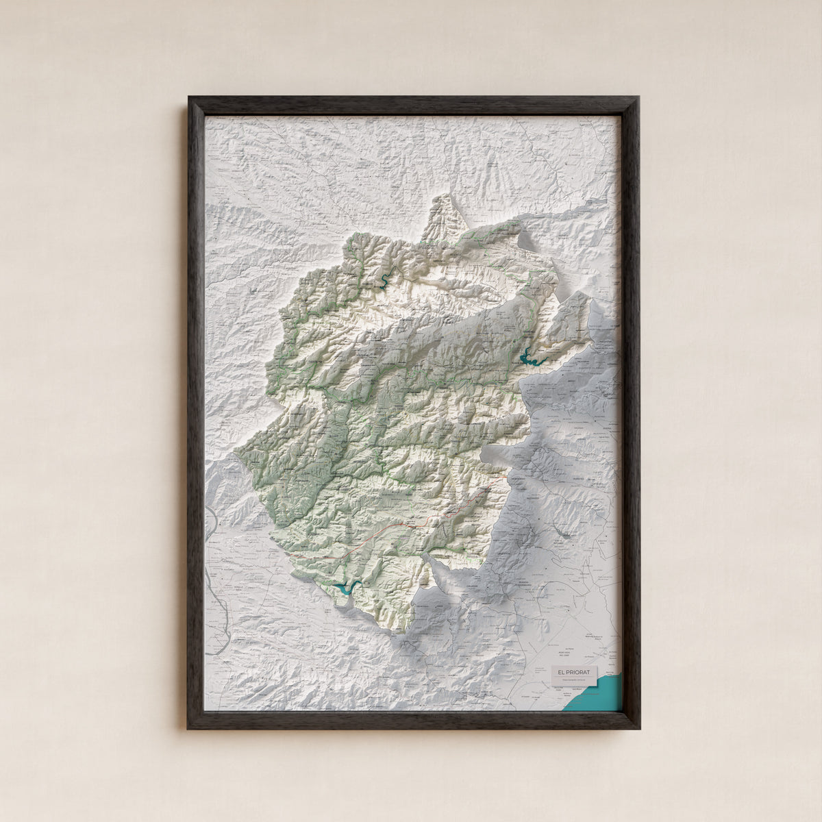 Mapa de relieve del Priorat, con el territorio en color y el entorno en blanco. Presentación con marco. 70 × 100 cm. Estilo Cartográfico.